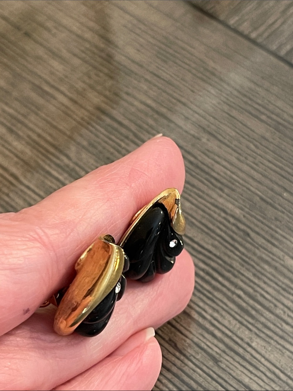 1980’s Givenchy Couture Faux Black Onyx Lucite Gold Plated Leaf Clip Earrings - Picture 12 of 17